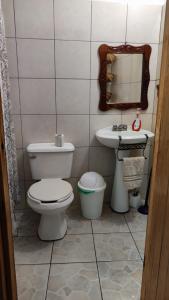 埃斯孔迪多港Casa Sixta的一间带卫生间、水槽和镜子的浴室
