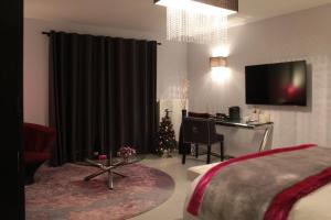 杜柏B&B Maison Durbois的一间卧室配有圣诞树,另一间卧室配有床