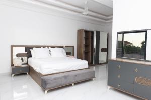 班珠尔Yoyo Kunda的一间卧室设有一张大床和一个窗户。
