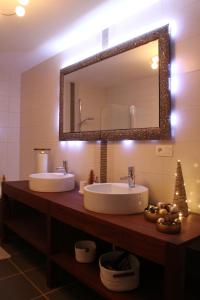杜柏B&B Maison Durbois的一间带两个盥洗盆和大镜子的浴室