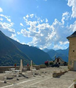 塞特埃甘Château d'Arance的一组以山为背景的桌椅