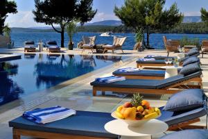 斯塔里格勒Waterfront Villa Antica, Cheerful 8 bedrooms with pool-Luxury is personal的一个带桌椅的游泳池以及一碗水果