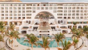 圣何塞德尔卡沃Marquis Los Cabos, an All - Inclusive, Adults - Only & No Timeshare Resort的享有酒店空中景色,设有游泳池和棕榈树