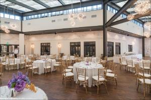 沃里克Crowne Plaza Providence-Warwick (Airport), an IHG Hotel的宴会厅配有白色的桌椅和吊灯