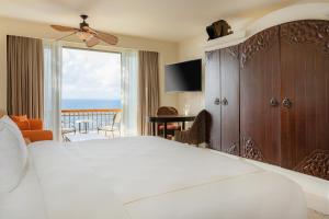 圣何塞德尔卡沃Marquis Los Cabos, an All - Inclusive, Adults - Only & No Timeshare Resort的一间卧室配有一张床,享有海景
