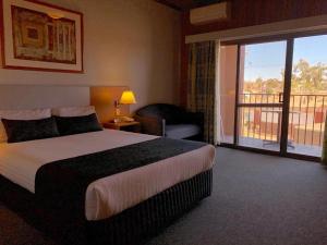 库伯佩迪沙漠卡文酒店的酒店客房设有一张床和一个阳台。