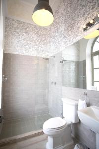 巴拿马城AmazINN Places Rooftop and Jacuzzi VIII的浴室配有卫生间、淋浴和盥洗盆。