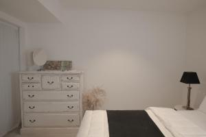 奥克兰TreeTops的一间卧室配有梳妆台和一张带镜子的床