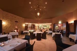 卡武埃鲁德莫拉普雷萨酒店的餐厅配有白色的桌椅和吊灯