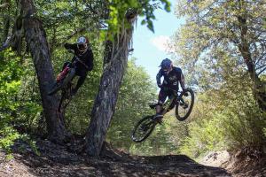 在Cabaña Lodge los Coihues VALLE LAS TRANCAS# TERMAS DE CHILLAN#NEVADOS DE CHILLAN内部或周边骑自行车