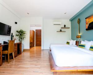 贡布RiverTree Villa & Resort的卧室配有一张白色大床和一张书桌