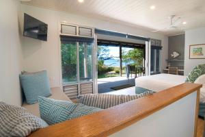 米申海滩The Bungalows的一间卧室设有一张床和一间客厅。