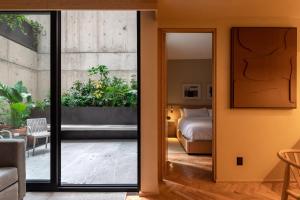 墨西哥城Ana Polanco Apartments的卧室享有一张床和镜子的景色