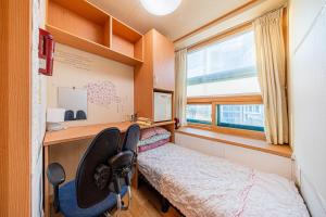 首尔Dream Single House的一间带桌子和椅子的小卧室