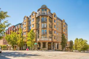 西雅图Top Floor Water View Oasis near Space Needle & Cruise的一条城市街道上的黄色大建筑