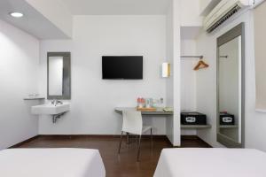 茂物阿玛里斯帕加蓝茂物酒店的白色的客房配有书桌和水槽