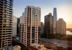 悉尼Quay West 1301 Self- Catering的享有城市天际线和高楼的景色