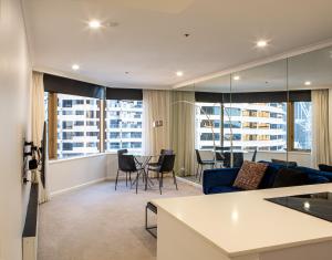 悉尼Quay West 1301 Self- Catering的客厅配有蓝色的沙发和桌子