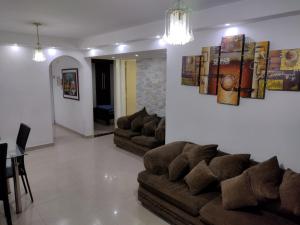 迈克蒂亚Apartamento frente al Aeropuerto de Maiquetía的一间带两张沙发的客厅和一间用餐室