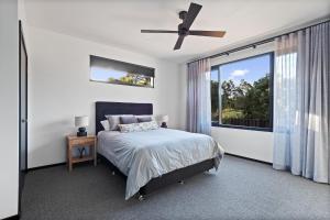 Rosa GlenRuse Estate Retreat Margaret River的一间卧室设有一张床和一个大窗户