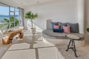 波普托Ampersand Resort的带沙发和窗户的客厅