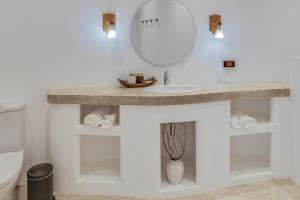波普托Ampersand Resort的一间带水槽和镜子的浴室