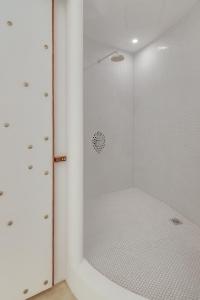 波普托Ampersand Resort的浴室里设有玻璃门淋浴