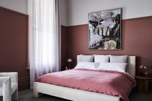 巴拉腊特Hotel Vera Ballarat的一间卧室配有一张带红色毯子的大床