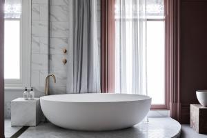 巴拉腊特Hotel Vera Ballarat的带窗户的浴室内的白色浴缸