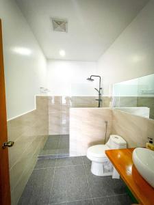 马比尼Anilao Ocean View Guest House的浴室配有卫生间、淋浴和盥洗盆。