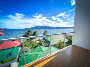马比尼Anilao Ocean View Guest House的海景阳台。