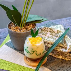班贾尔马辛马辰POP!酒店的桌上的饮料,有筷子和植物
