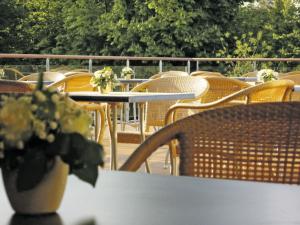 霍伊斯莱乌霍兹勒维酒店的一堆桌子和椅子,上面有鲜花