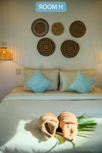 库德岛库德岛暹罗海滩度假村的一间卧室配有一张床,上面有两条毛巾