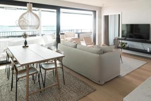 汉科Suite Portus - Design apartment by the sea的客厅配有沙发和桌子