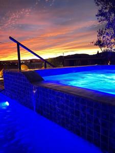 瓜达鲁佩镇Finca Cazosa的日落前拥有蓝色灯光的游泳池