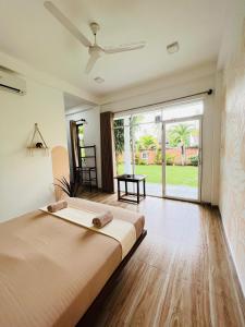 米瑞莎Lost Paradise Sri Lanka的一间卧室设有一张大床和一个大窗户