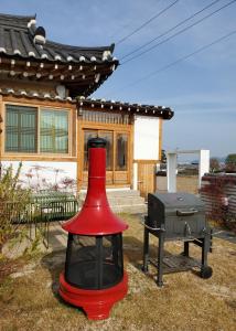 庆州Stay Gyeongju的房屋前的烧烤架