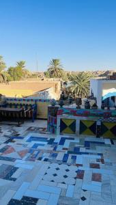 阿斯旺Lawanda Nubian House的一个带桌子并享有海滩美景的庭院