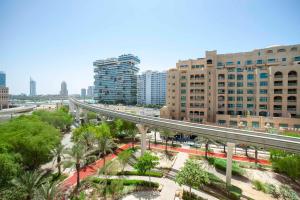 迪拜Lux Living on Palm Jumeirah With Beach Access & Complimentary Golf的城市高速公路的顶部景观