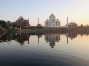 阿格拉The Taj Homes的享有水面对面的泰姬陵景色