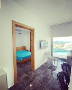 安曼Aqua Blue Villa-Dead Sea, Jordan的一间卧室配有一张床、一把椅子和镜子