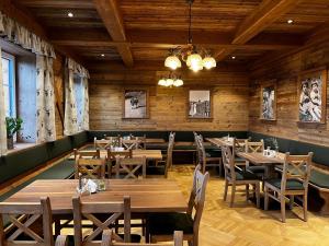 德意志兰茨贝格Bio - Hotel - Alpengasthof Koralpenblick的用餐室配有木桌和椅子