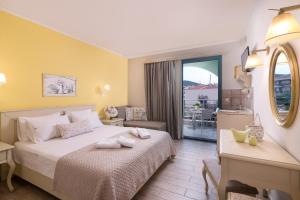 利迈纳里亚Villa Anthelion的酒店客房设有一张床和一个阳台。