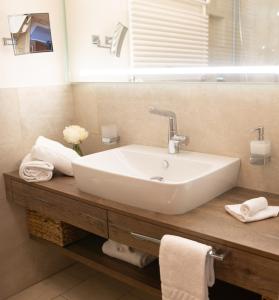 若特阿赫-埃根Rottach Apartments - Ferienwohnungen am Tegernsee的浴室设有白色水槽和镜子