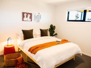 霍巴特Luxurious Waterfront home in the North of Hobart的一间卧室设有一张床和一个窗口