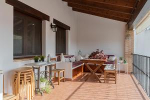 MolinicosCasa Rural El Abuelo Luis的天井配有沙发和桌椅