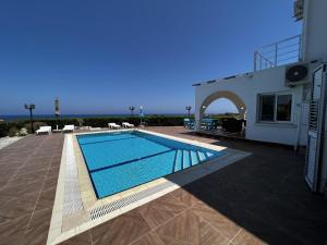 凯里尼亚Exquisite Villa with Private Pool in Cyprus的房屋前的游泳池