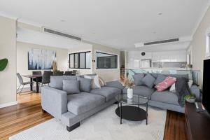 Contemporary home with water vistas - Speers Point的休息区