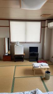 和歌山はらビジネス旅館的客房设有2个大窗户和桌子